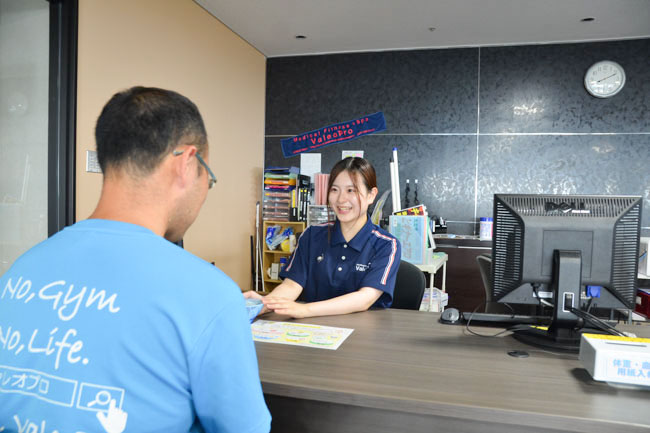 トレーナーに新規入会者特典カードをお渡しください。