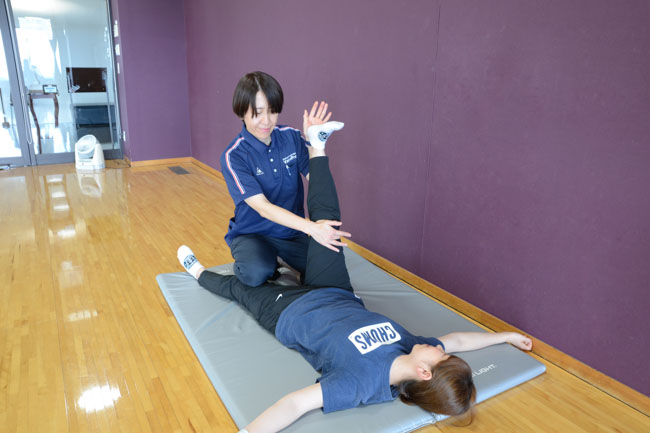 パーソナルストレッチ15分を受けられます。自分では伸ばせない部分も伸ばすことができるのでスッキリ！！事前に予約をお願いします。